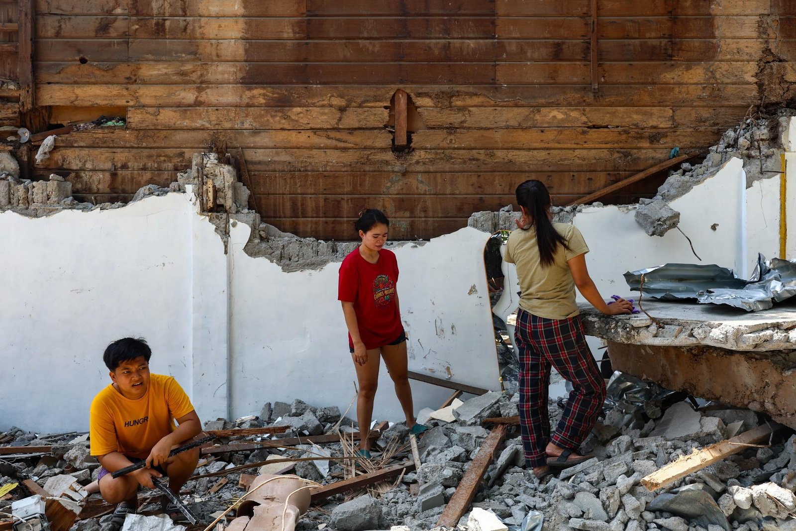 European Photography Awards Winner - M7.8 Quake in  Philippines killed over 80 