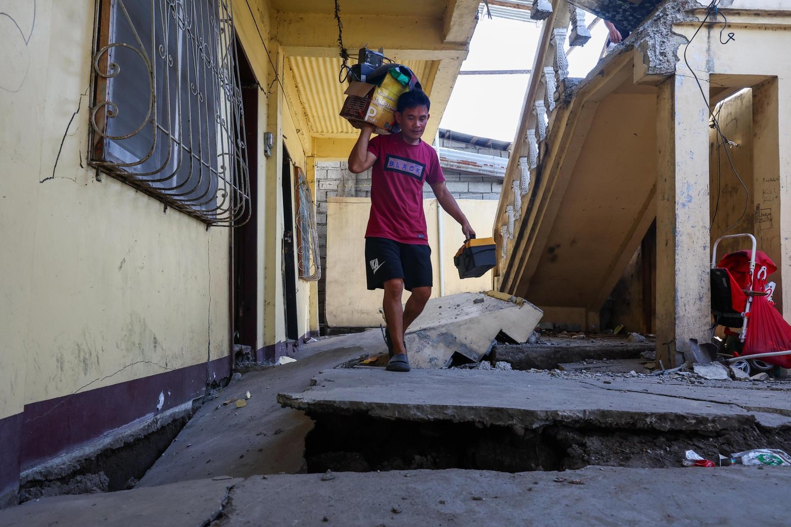 European Photography Awards Winner - M7.8 Quake in  Philippines killed over 80 