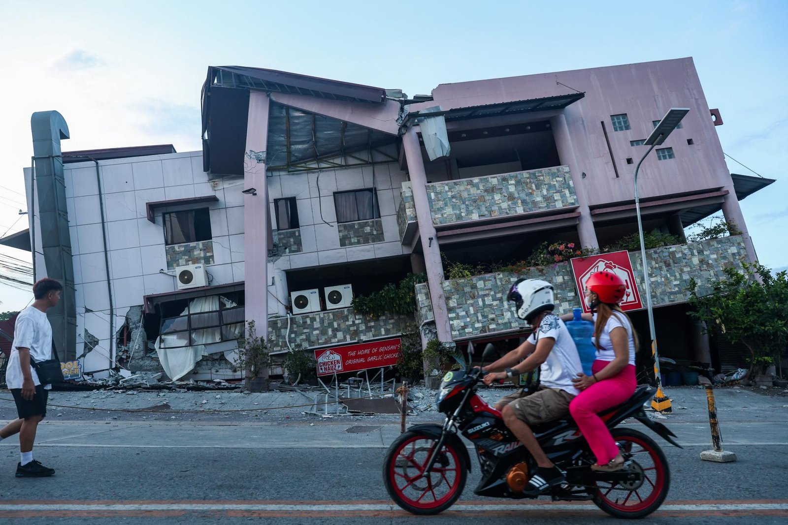European Photography Awards Winner - M7.8 Quake in  Philippines killed over 80 
