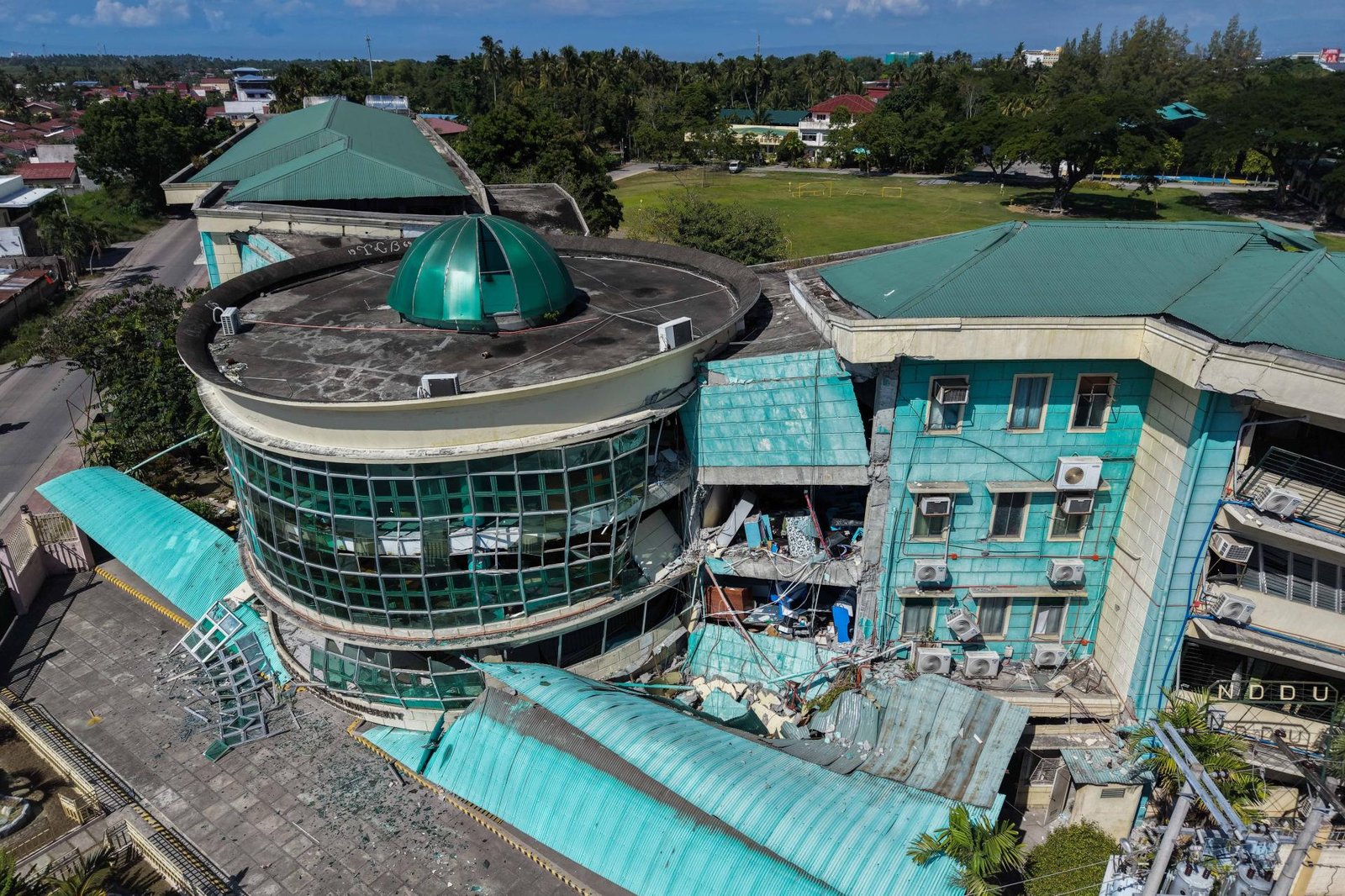 European Photography Awards Winner - M7.8 Quake in  Philippines killed over 80 